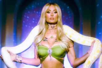 Paris Hilton homenajea a Britney Spears con un pitón sobre los hombros