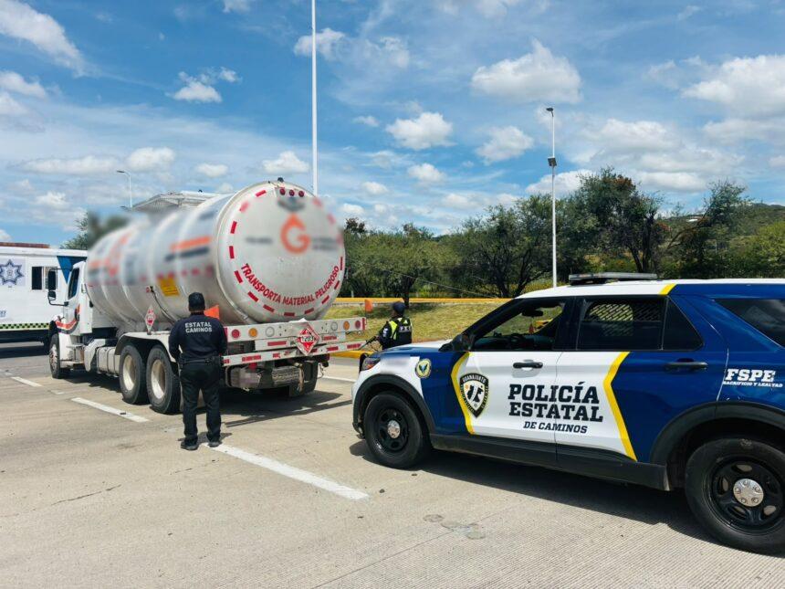 PEC asegura tractocamión con 20 mil litros de hidrocarburo en Salamanca