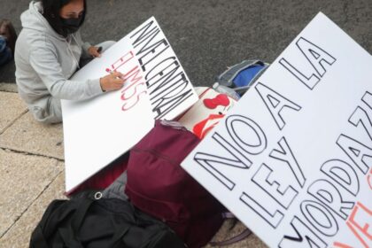 Policías repliegan a trabajadores del IMSS; continúan protestas en la CDMX