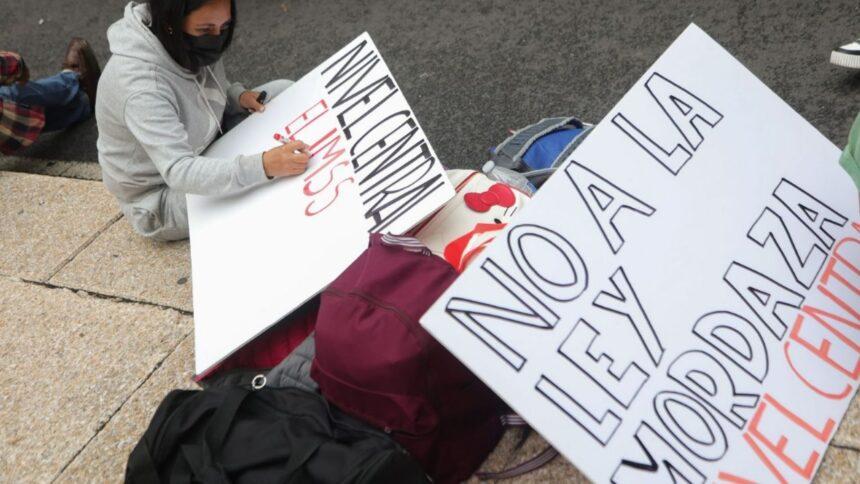 Policías repliegan a trabajadores del IMSS; continúan protestas en la CDMX