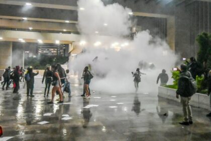 Protesta LGBTIQ+ confronta a Rojo de la Vega en CDMX