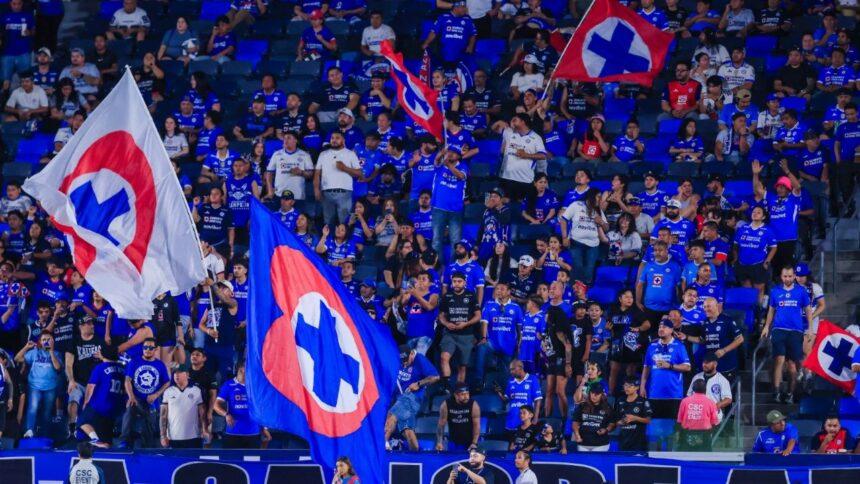 "Quinceañera, quinceañera": afición de Cruz Azul se burla de Pumas por sequía titular