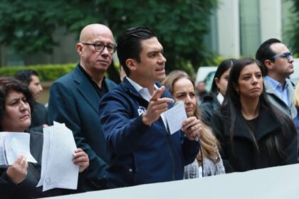 Romero abandona mitin del IMSS tras protestas de trabajadores