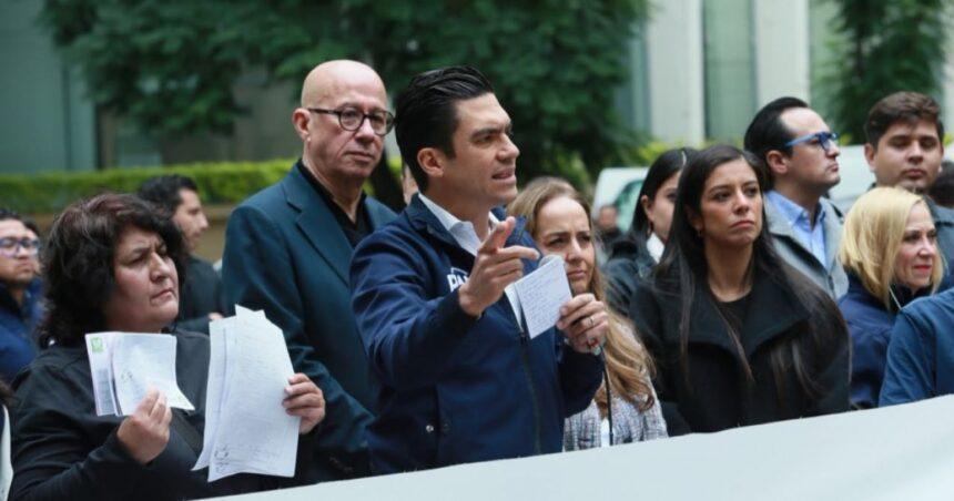 Romero abandona mitin del IMSS tras protestas de trabajadores