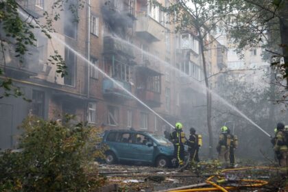 Rusia lanza drones y misiles contra Ucrania; mueren al menos 24