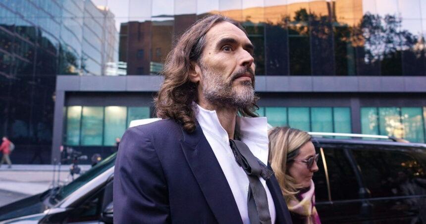 Russell Brand niega acusaciones de violación y agresión sexual en juicio londinense
