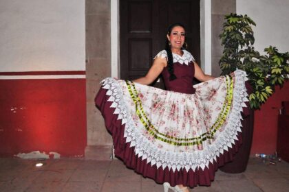 Salamanca: Adriana Sánchez cumple 20 años en el folclor