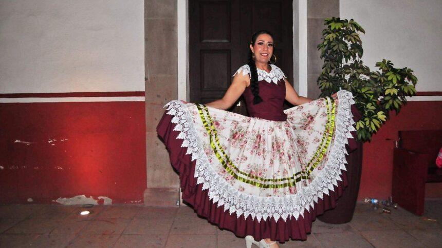 Salamanca: Adriana Sánchez cumple 20 años en el folclor