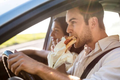 Sanciones por comer dentro del automóvil: qué establece la ley en México