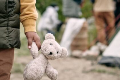 Senado aprueba reforma contra abuso infantil; turistas deberán acreditar parentesco de menores