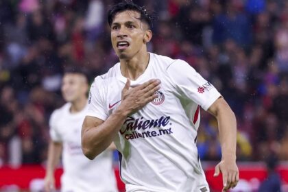 Sepúlveda rescata el empate de Chivas ante Atlas tras fallar un penal