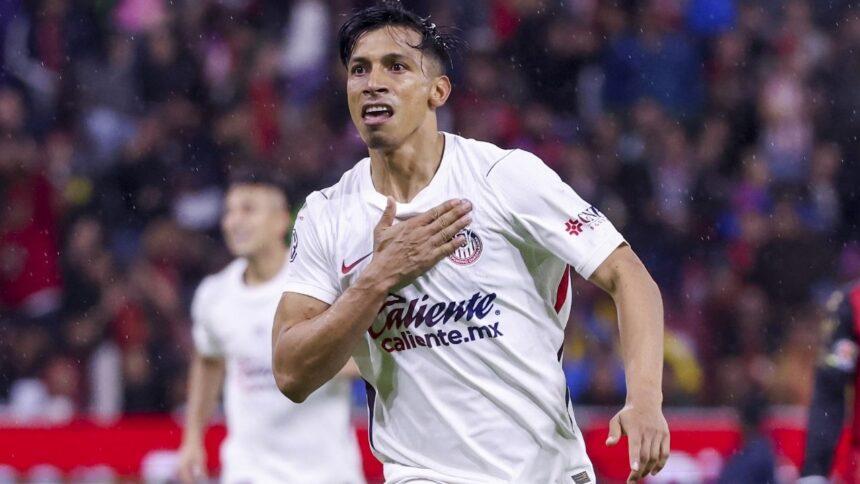 Sepúlveda rescata el empate de Chivas ante Atlas tras fallar un penal