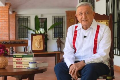 Sheinbaum evita comentar libro de López Obrador que critica al embajador estadounidense