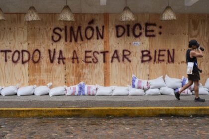 Simón baja a categoría 2; persisten lluvias y oleaje en costas pacíficas