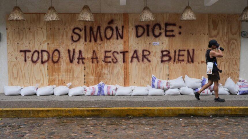 Simón baja a categoría 2; persisten lluvias y oleaje en costas pacíficas