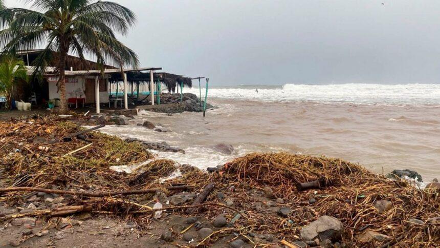 Simón provocará lluvias torrenciales en occidente; Rachel azota Baja California