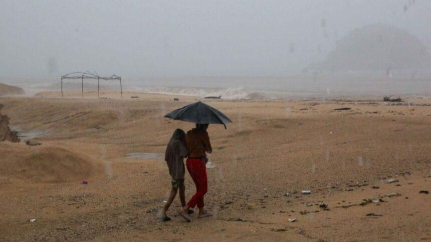 Simón se convierte en huracán categoría 1 y deja inundaciones