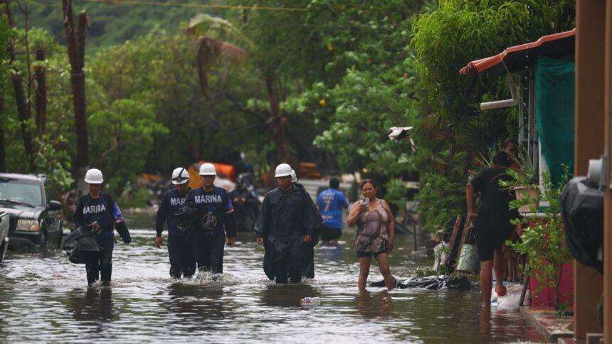 Simón sigue como huracán categoría 3; tocaría tierra la medianoche del jueves