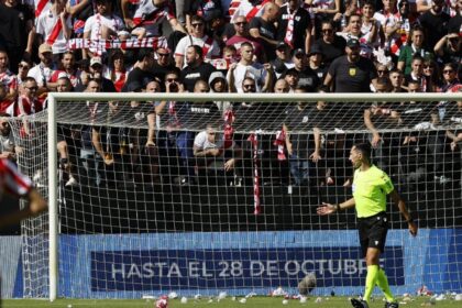 Suspenden el partido del Rayo Vallecano tras protesta contra la directiva