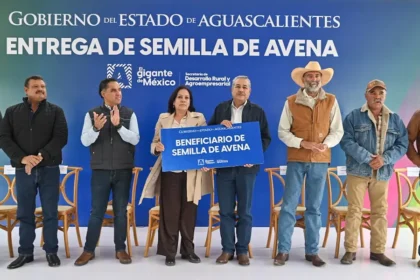 Tere Jiménez entrega semilla de avena al campo