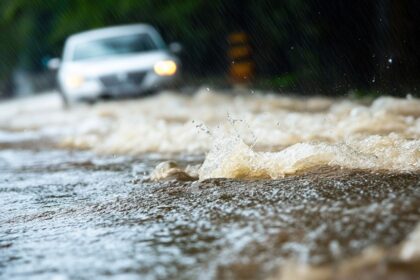 tormenta inunda principales vialidades y paraliza el oriente de la Tormenta inunda principales vialidades y paraliza el oriente de la CDMX