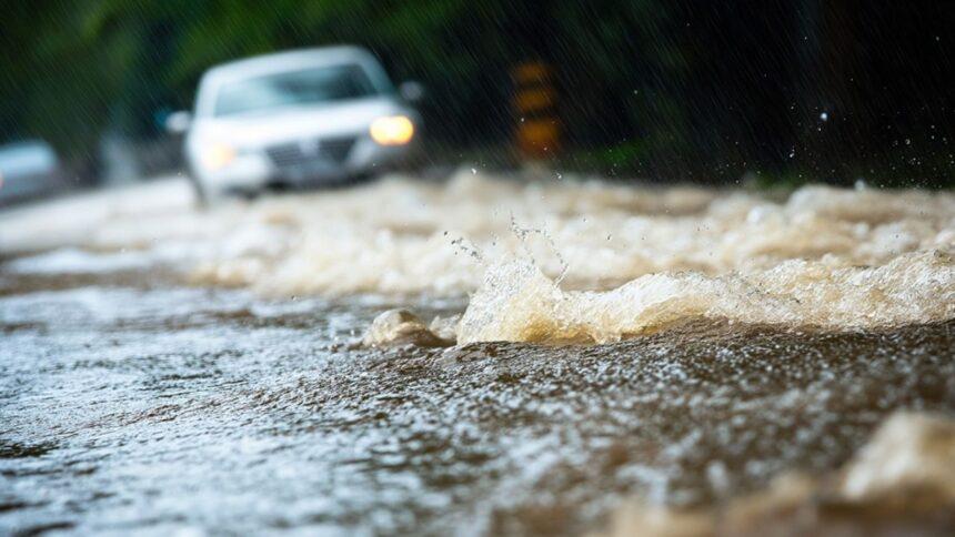 Tormenta inunda principales vialidades y paraliza el oriente de la CDMX