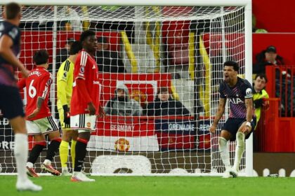 Tottenham iguala al 92’ al Manchester United con diez y extraño cabezazo