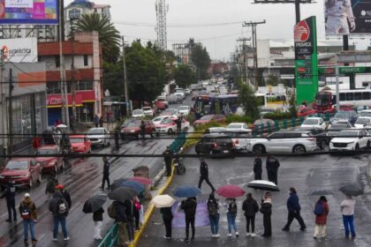 trabajadores del imss bloquean accesos hospitalarios durante protesta contra cambios Trabajadores del IMSS bloquean accesos hospitalarios durante protesta contra cambios sindicales
