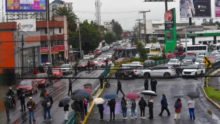 Trabajadores del IMSS bloquean accesos hospitalarios durante protesta contra cambios sindicales