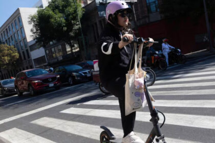 Un estado de México prohíbe scooters en banquetas y ciclovías por seguridad