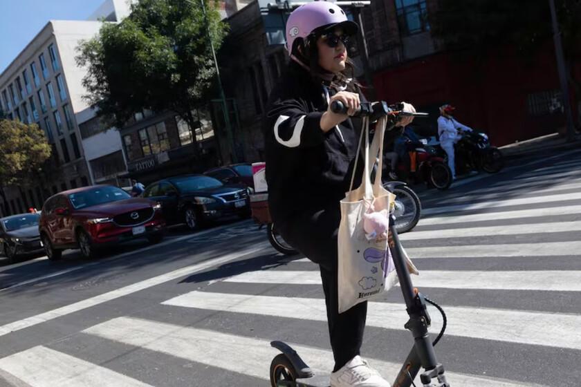 Un estado de México prohíbe scooters en banquetas y ciclovías por seguridad