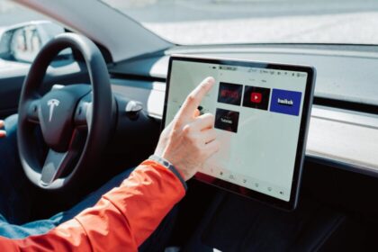 Vehículos eléctricos omiten radio AM por interferencias electromagnéticas del propio sistema