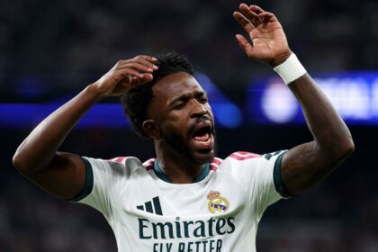 Vinícius fuera del Clásico por jalón de pelo y reclamo al árbitro