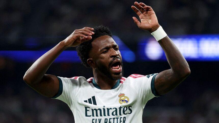 Vinícius fuera del Clásico por jalón de pelo y reclamo al árbitro