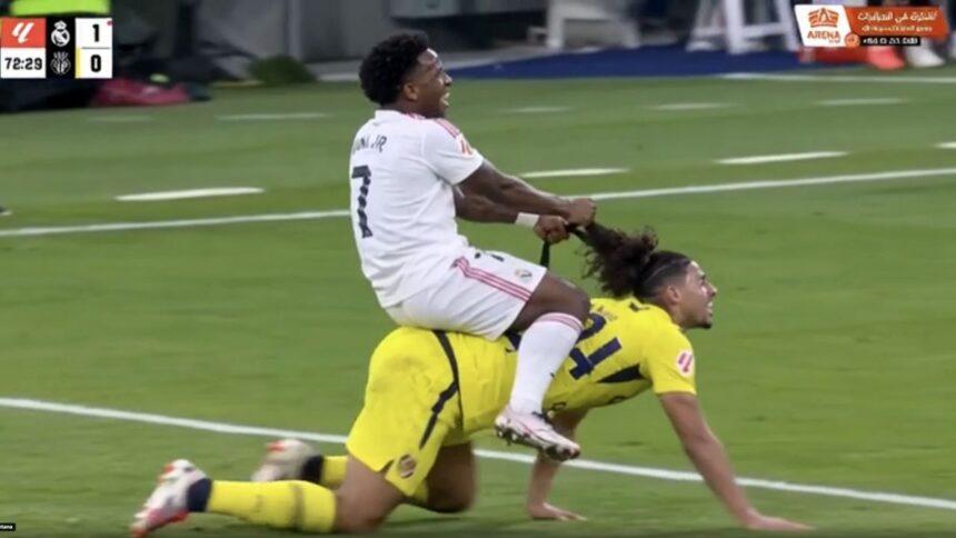 Vinícius: memes tras jalar del pelo a un rival y reclamar expulsión