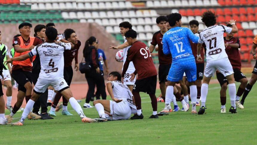 Violenta pelea en Liga Premier de Zacatecas deja golpes y patadas