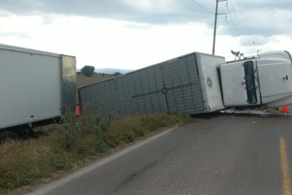 Volcadura en carretera a Doctor Mora provoca críticas y amenaza de bloqueo