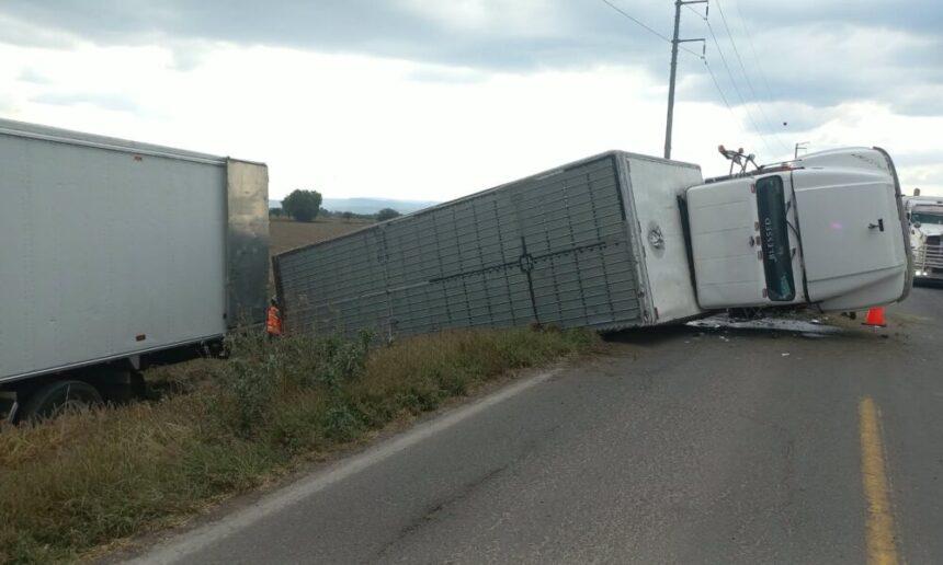 Volcadura en carretera a Doctor Mora provoca críticas y amenaza de bloqueo