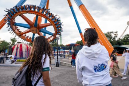 Voluntariado de la Gente festeja 15 años con viaje a Six Flags