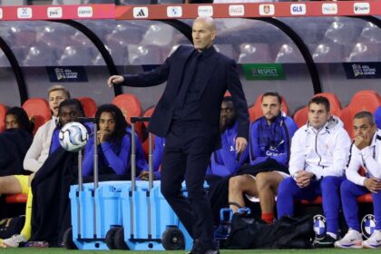 Zidane baja una pelota como dios y desata ovación en Saint-Denis